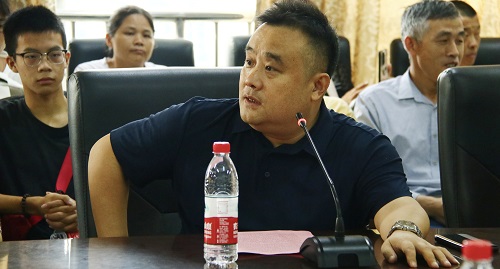 潘爱民为新生及家长介绍新葡萄88805官网情况.jpg
